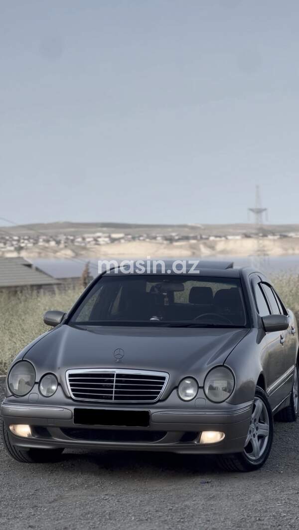 Mercedes E 240 background