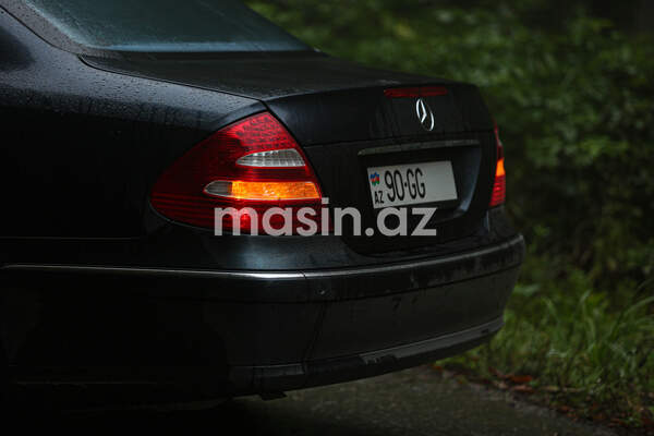 Mercedes E 240 - Image 2