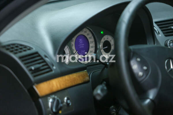 Mercedes E 240 - Image 3