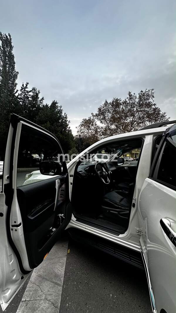 Toyota Land Cruiser Prado - Image 7